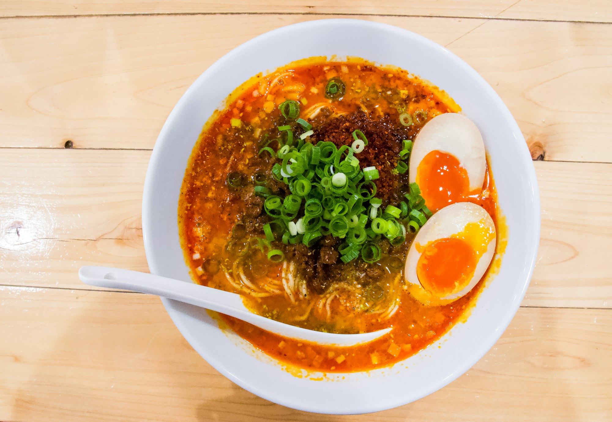 湯気の立つ赤いスープの台湾ラーメン