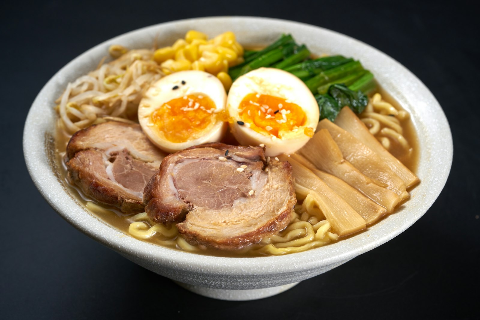 チャーシューと味玉が乗ったラーメン