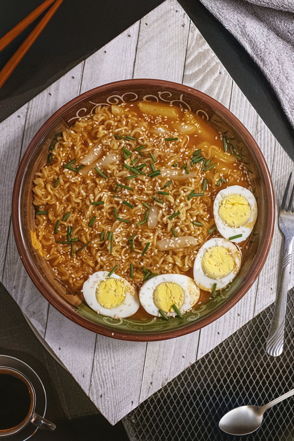 唐辛子とニラが乗った赤いスープの台湾ラーメン